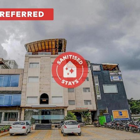 Vaccinated Staff- Townhouse Oak Hotel Silvotel Indore Eksteriør billede
