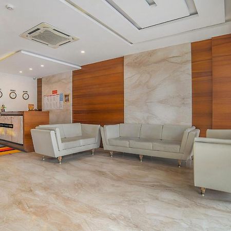 Vaccinated Staff- Townhouse Oak Hotel Silvotel Indore Eksteriør billede