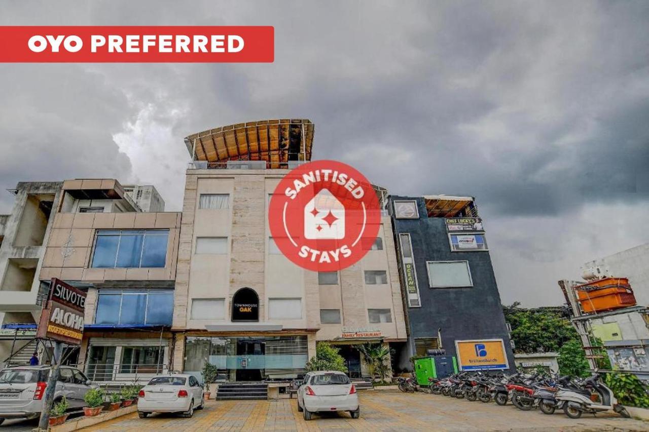 Vaccinated Staff- Townhouse Oak Hotel Silvotel Indore Eksteriør billede