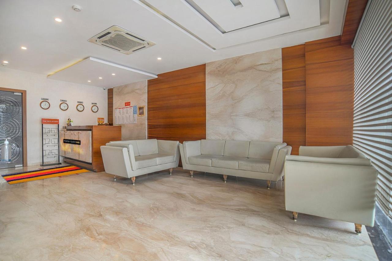 Vaccinated Staff- Townhouse Oak Hotel Silvotel Indore Eksteriør billede
