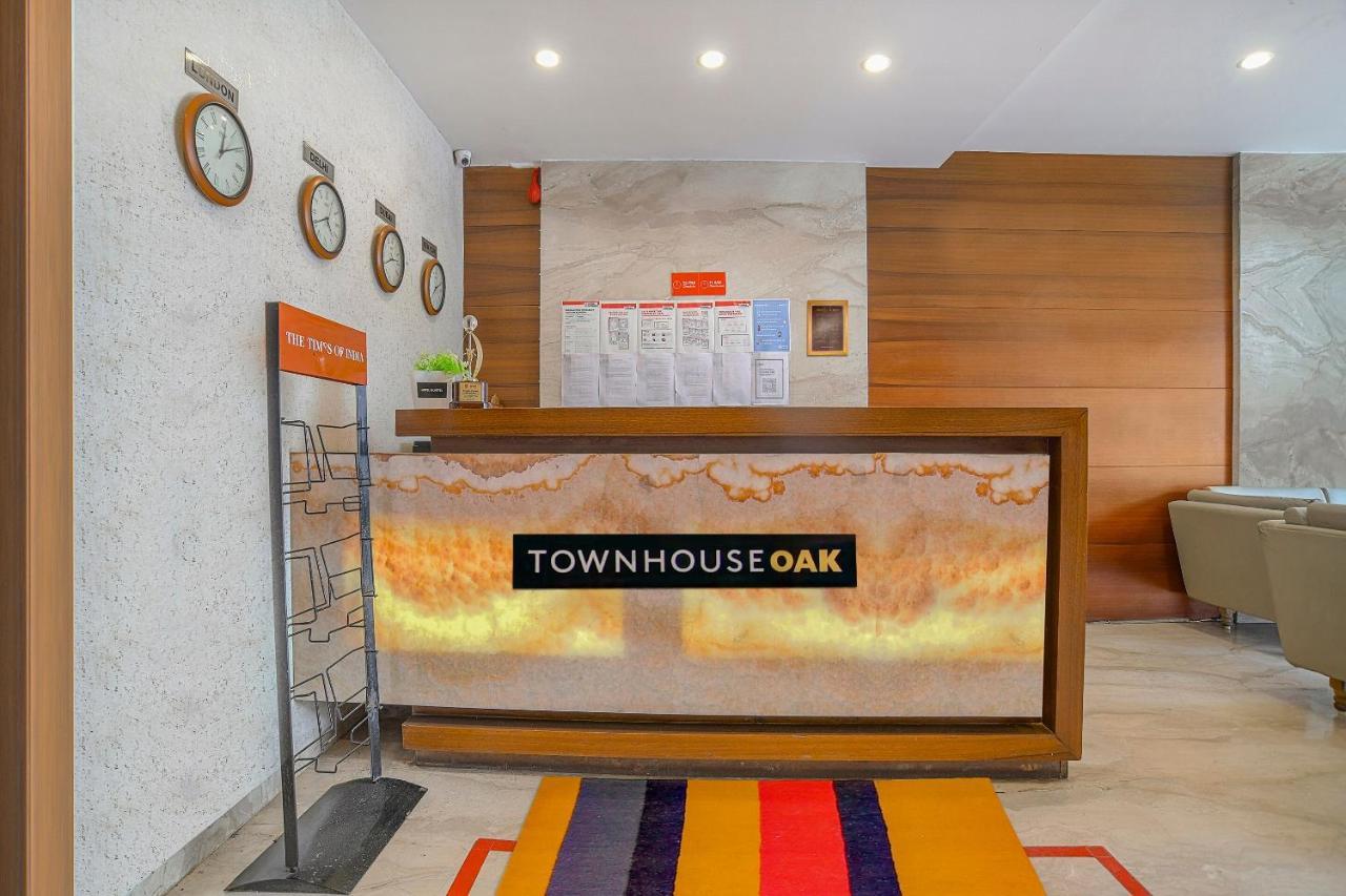 Vaccinated Staff- Townhouse Oak Hotel Silvotel Indore Eksteriør billede