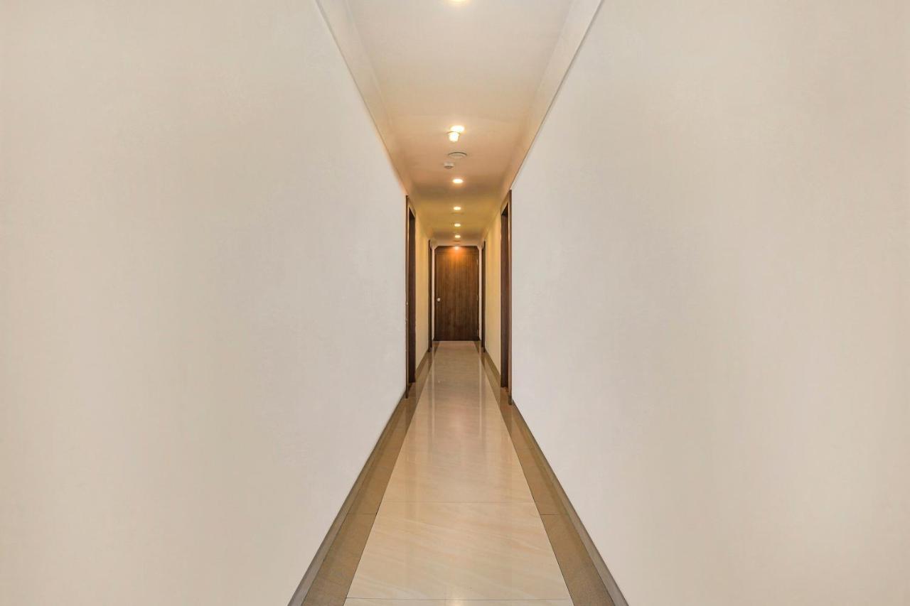Vaccinated Staff- Townhouse Oak Hotel Silvotel Indore Eksteriør billede