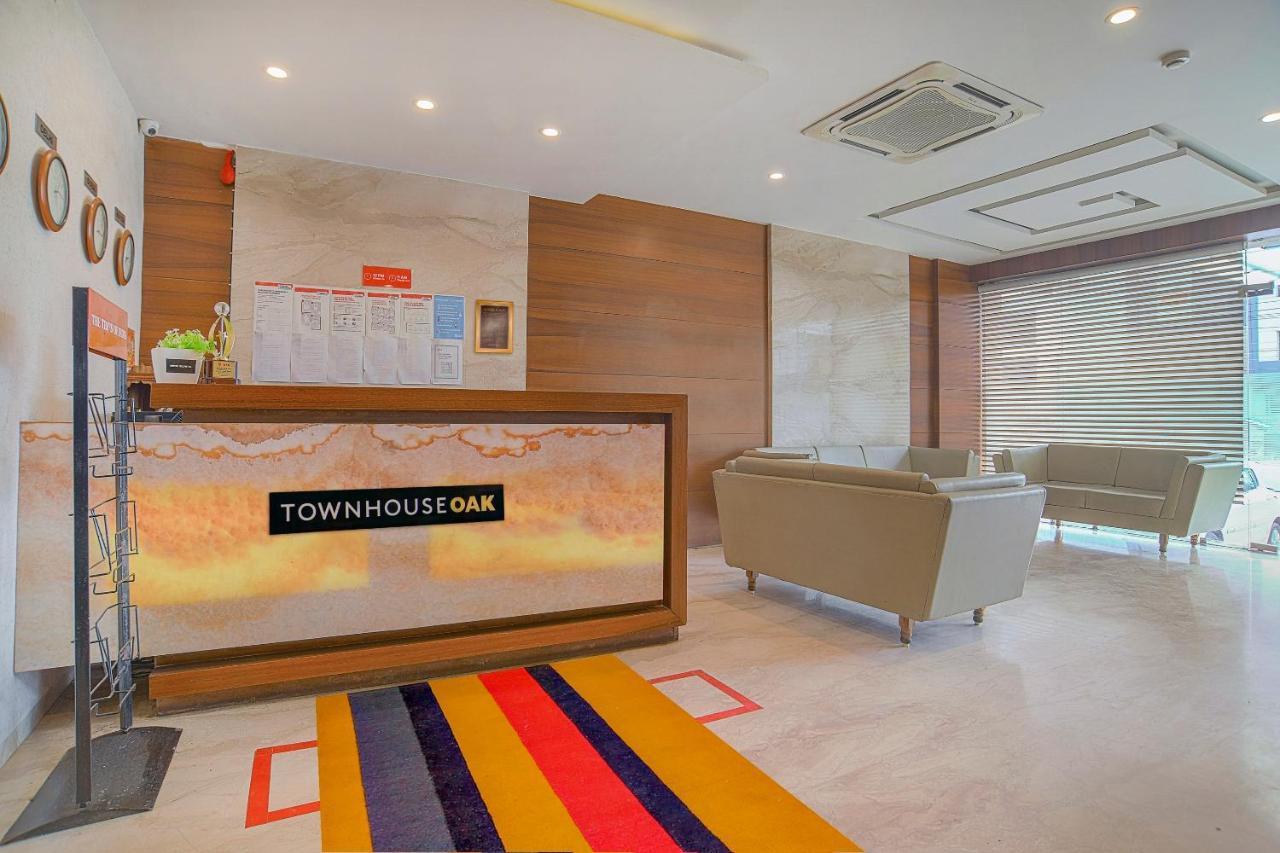 Vaccinated Staff- Townhouse Oak Hotel Silvotel Indore Eksteriør billede