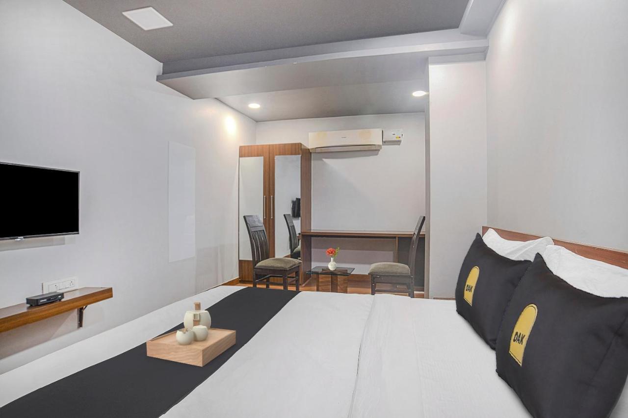 Vaccinated Staff- Townhouse Oak Hotel Silvotel Indore Eksteriør billede