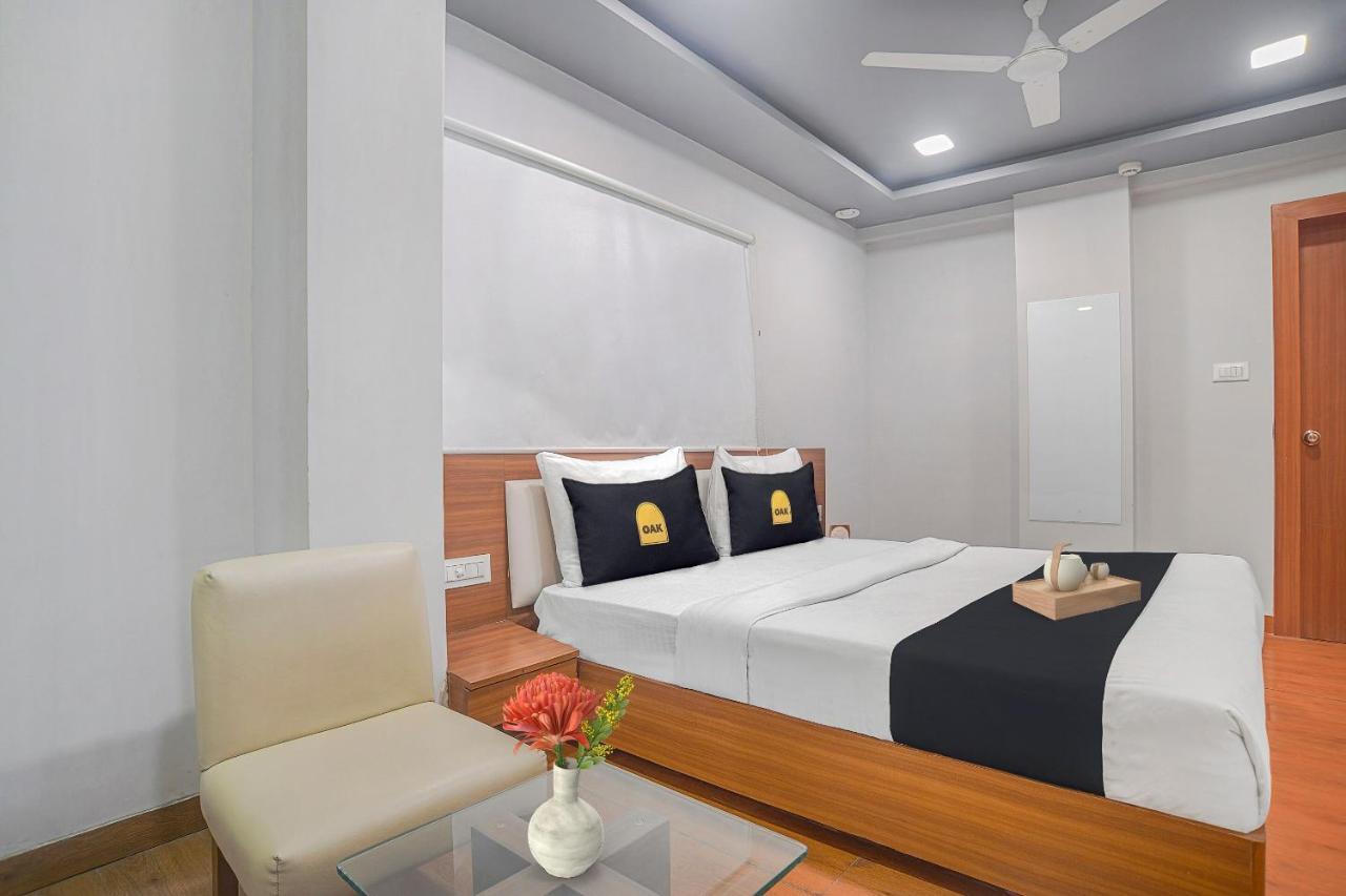 Vaccinated Staff- Townhouse Oak Hotel Silvotel Indore Eksteriør billede
