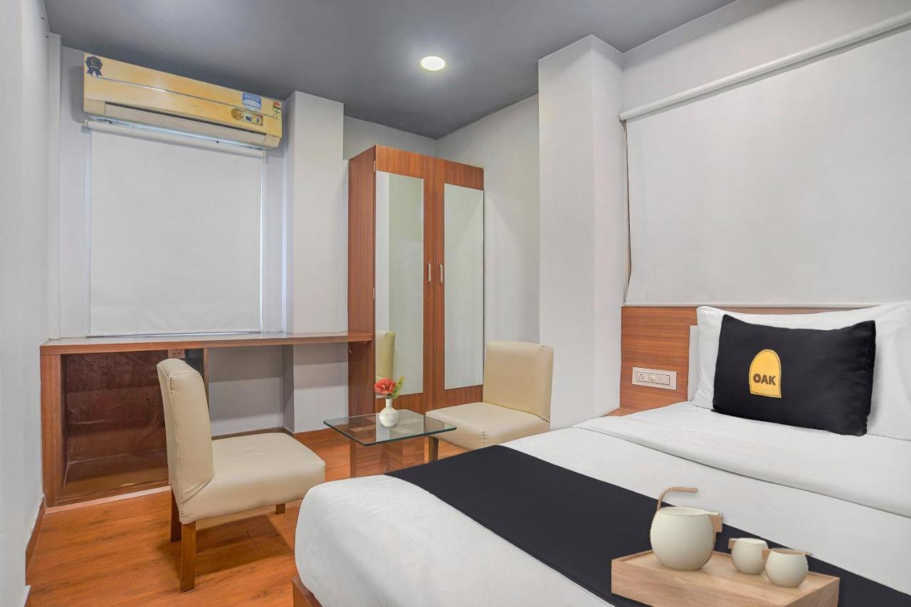 Vaccinated Staff- Townhouse Oak Hotel Silvotel Indore Eksteriør billede