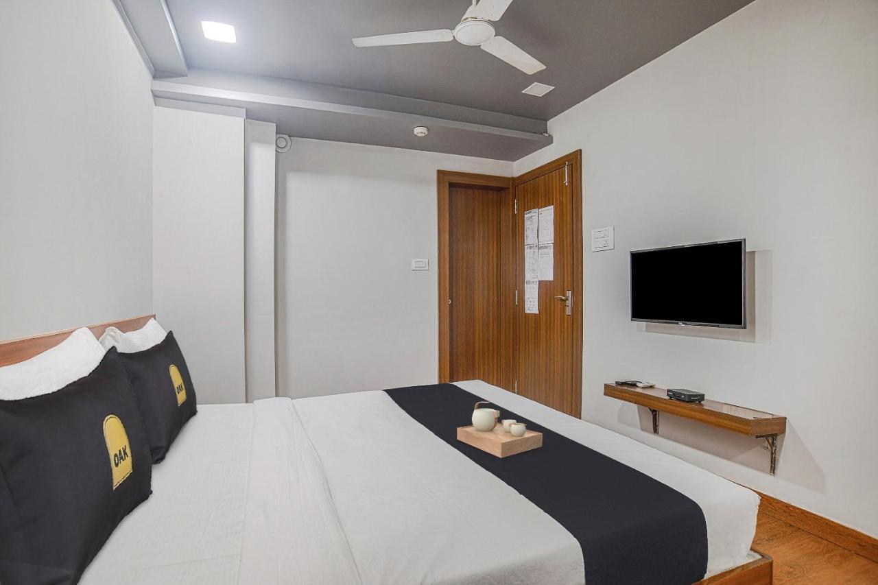 Vaccinated Staff- Townhouse Oak Hotel Silvotel Indore Eksteriør billede