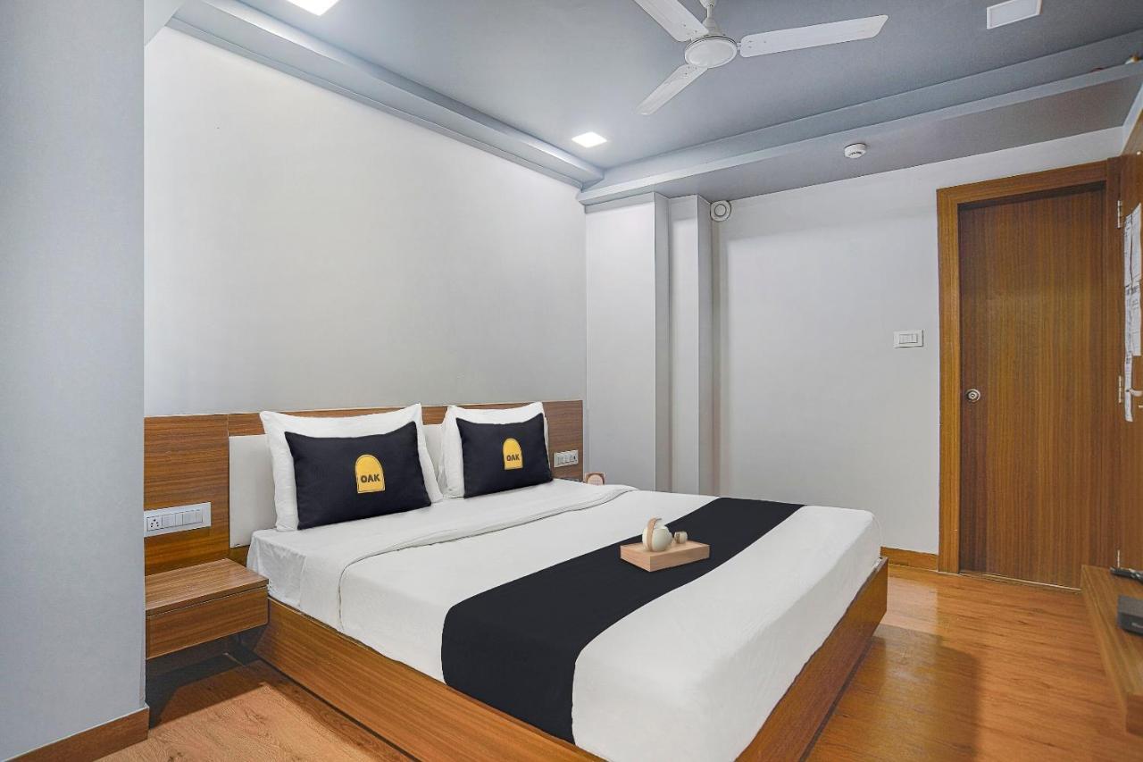Vaccinated Staff- Townhouse Oak Hotel Silvotel Indore Eksteriør billede