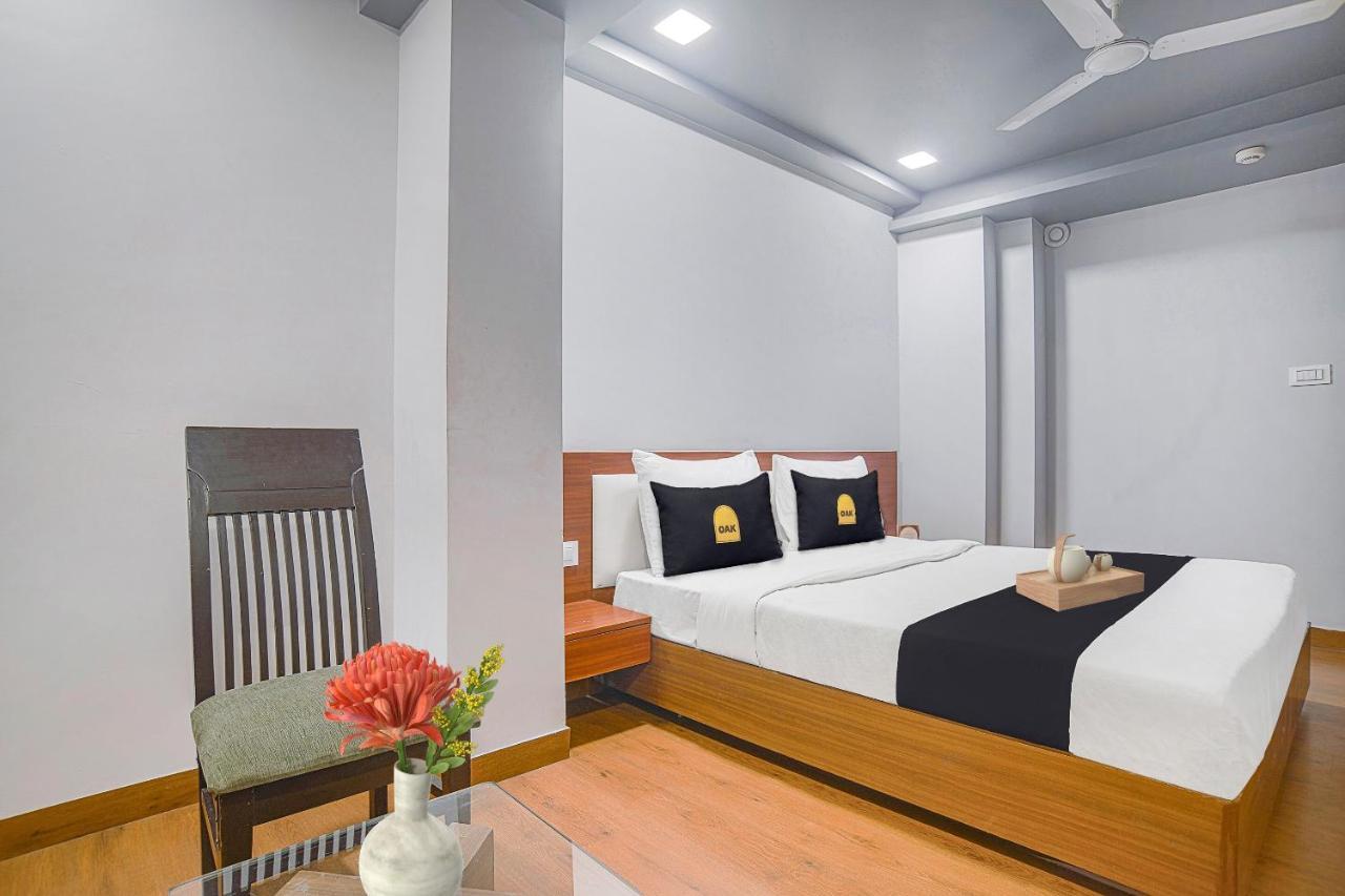 Vaccinated Staff- Townhouse Oak Hotel Silvotel Indore Eksteriør billede