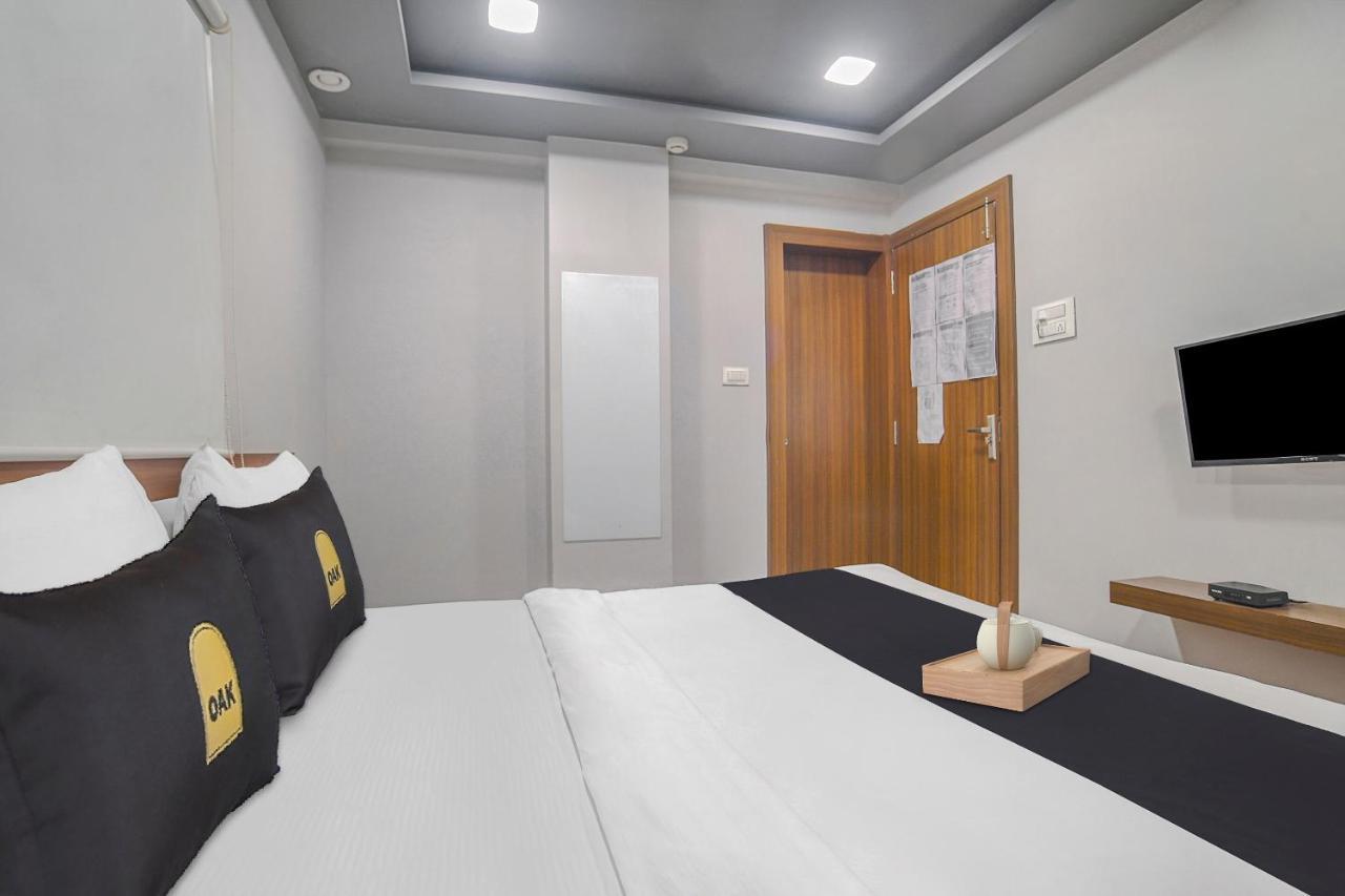 Vaccinated Staff- Townhouse Oak Hotel Silvotel Indore Eksteriør billede