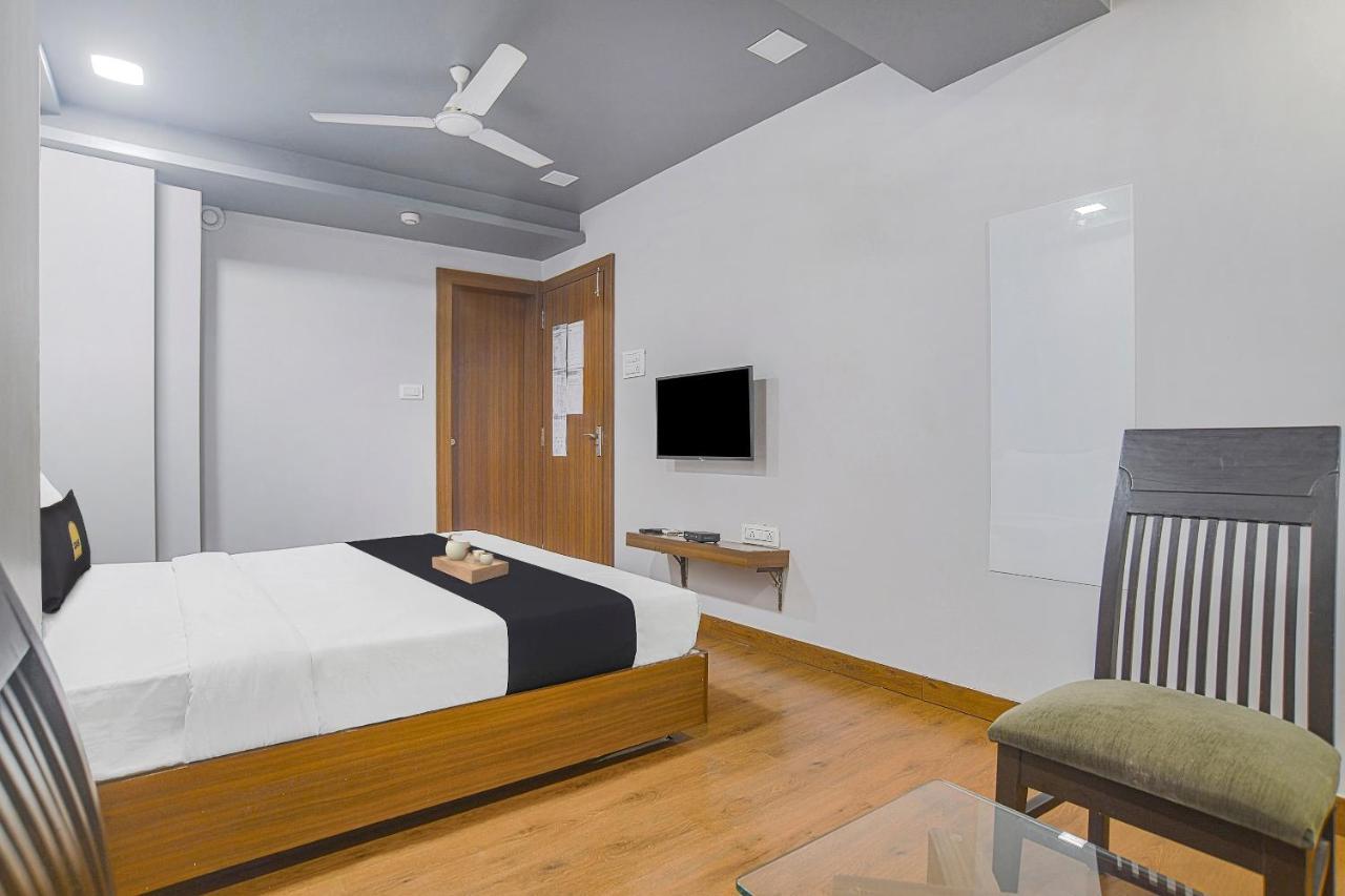 Vaccinated Staff- Townhouse Oak Hotel Silvotel Indore Eksteriør billede
