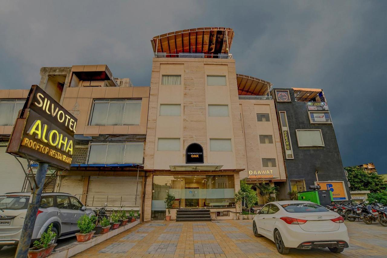 Vaccinated Staff- Townhouse Oak Hotel Silvotel Indore Eksteriør billede