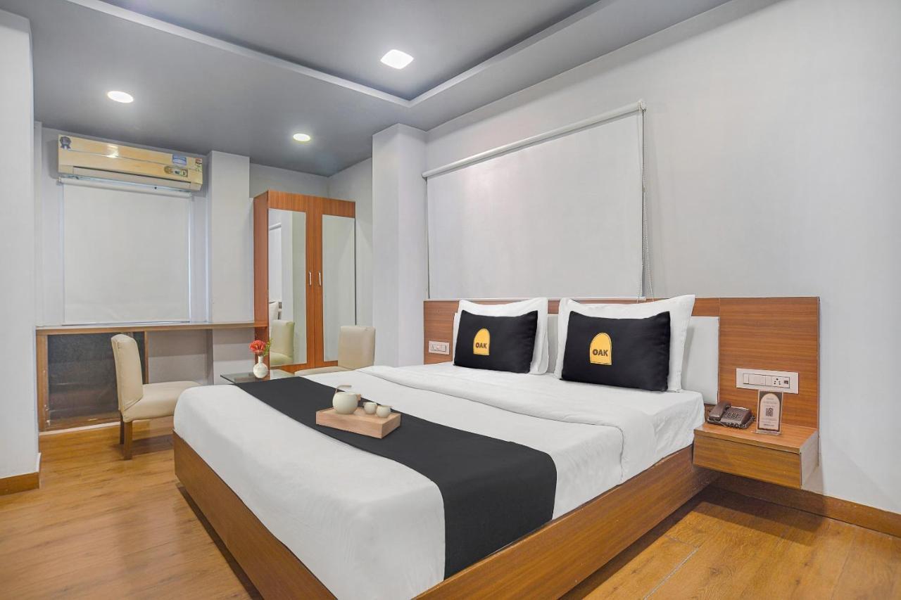 Vaccinated Staff- Townhouse Oak Hotel Silvotel Indore Eksteriør billede