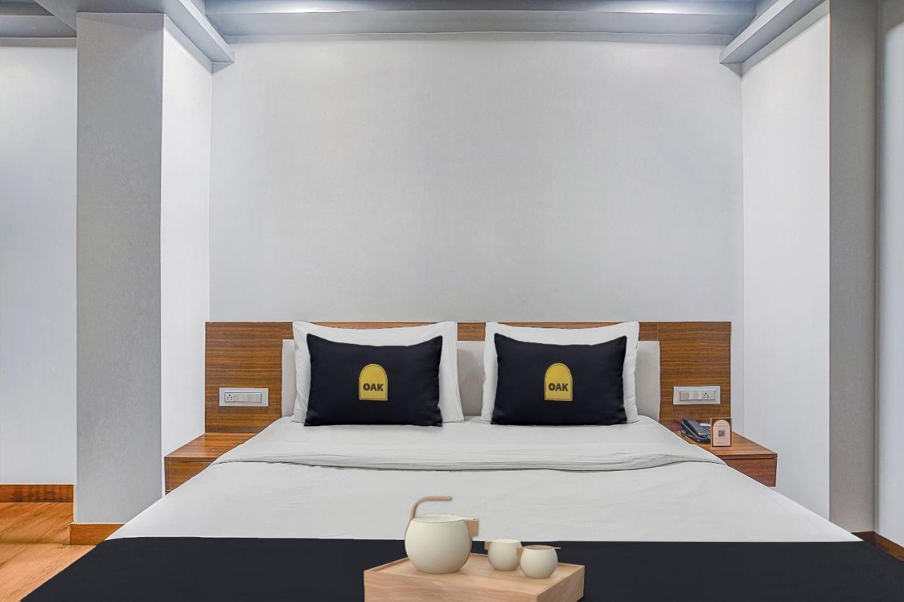Vaccinated Staff- Townhouse Oak Hotel Silvotel Indore Eksteriør billede