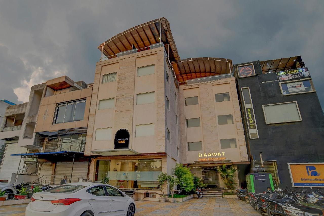 Vaccinated Staff- Townhouse Oak Hotel Silvotel Indore Eksteriør billede